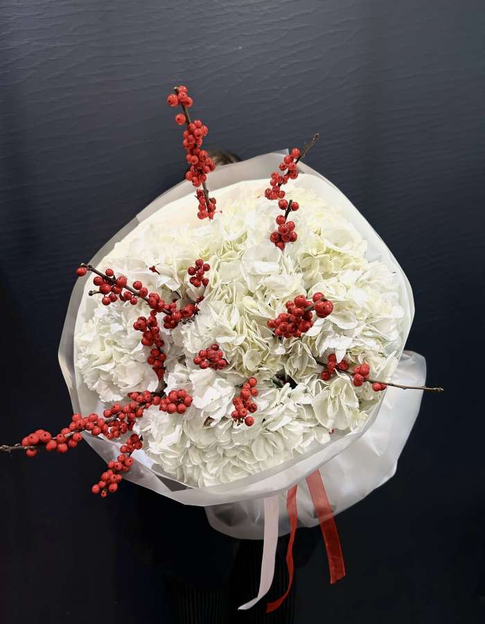 Букет из белых гортензий и илекса "Лёгкий морозец"