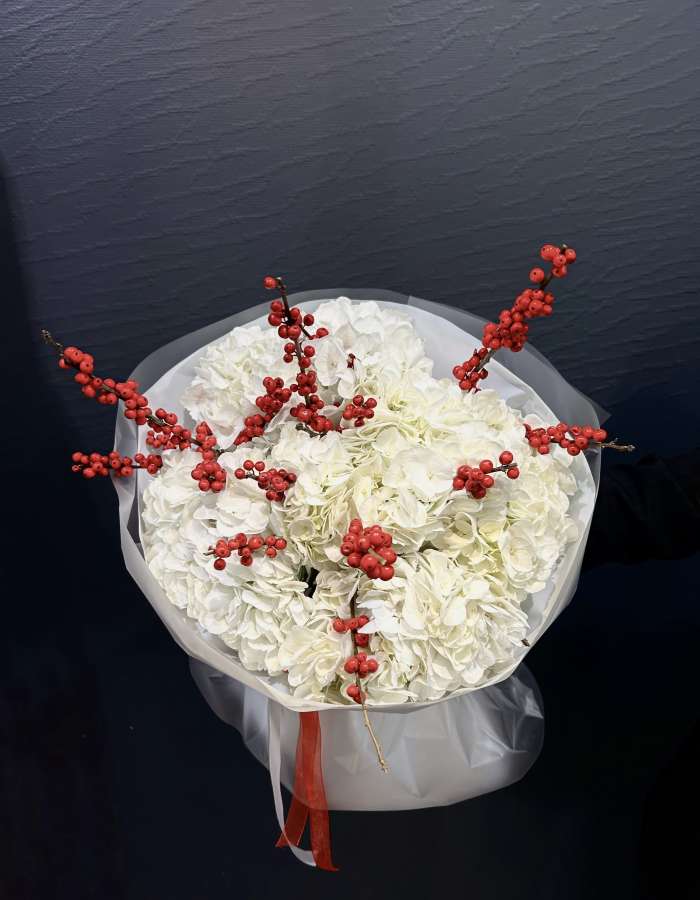 Букет из белых гортензий и илекса "Лёгкий морозец"