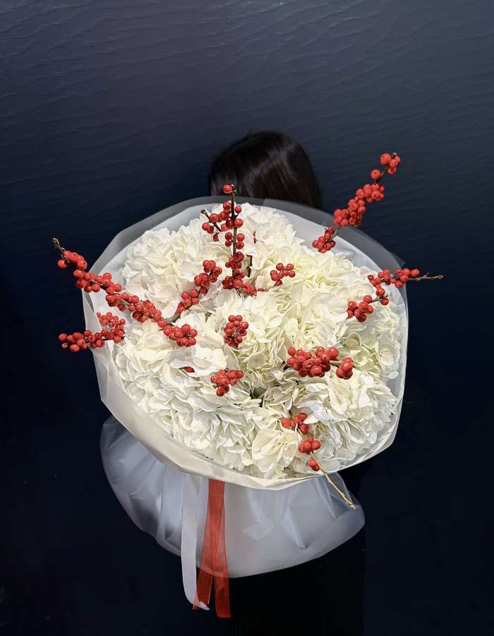 Букет из белых гортензий и илекса "Лёгкий морозец"