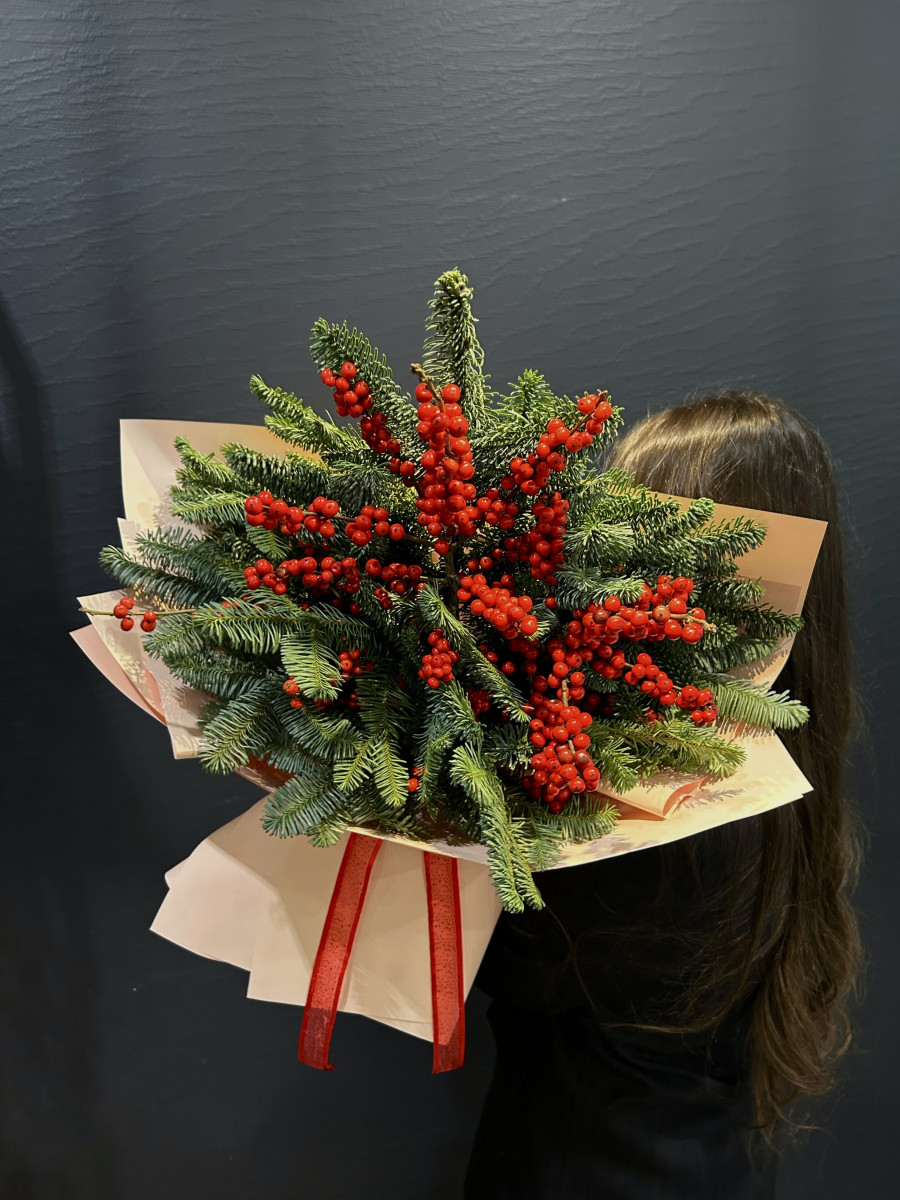 Новогодний букет из нобилиса и илекса "Новогодняя ночь"