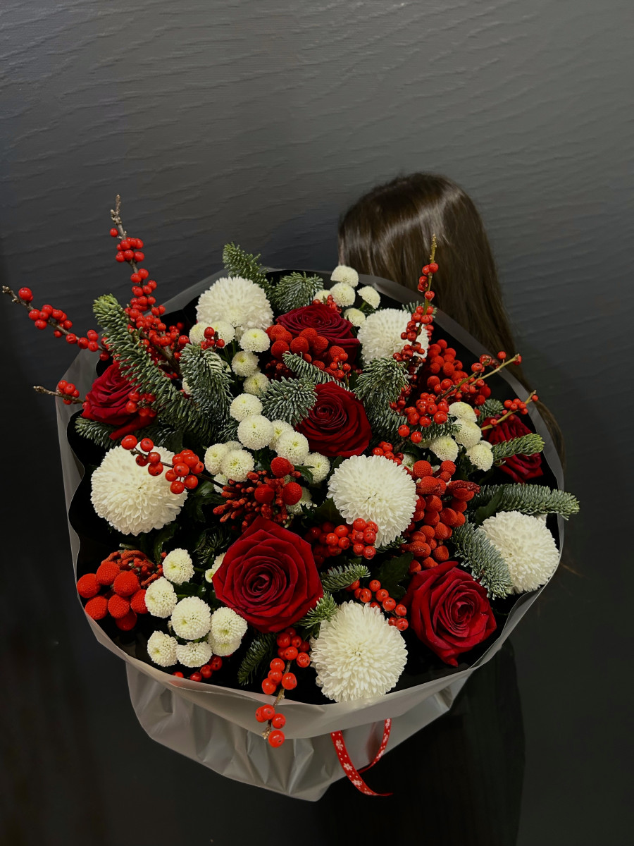 Новогодний букет из нобилиса и красных роз "Красна Девица"