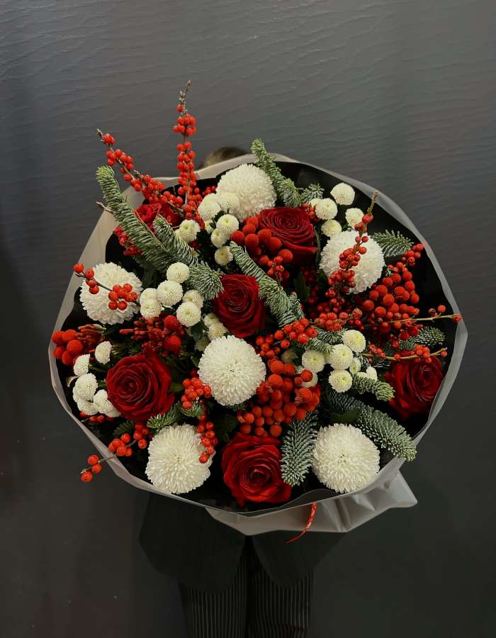 Новогодний букет из нобилиса и красных роз "Красна Девица"