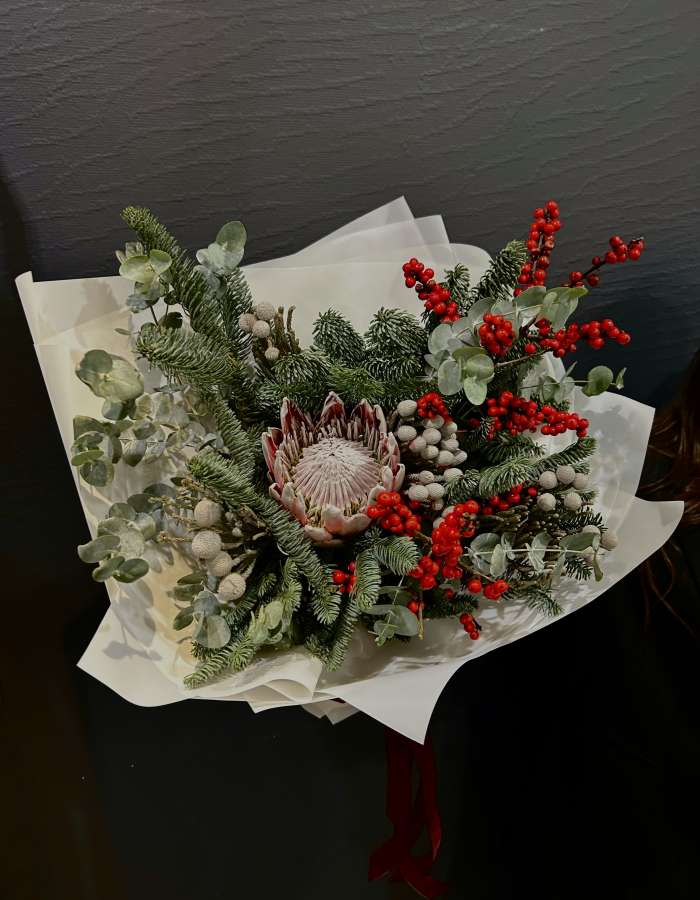 Новогодний букет из нобилиса и илекса "Волшебство"