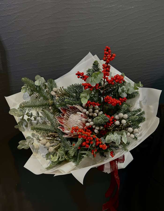 Новогодний букет из нобилиса и илекса "Волшебство"