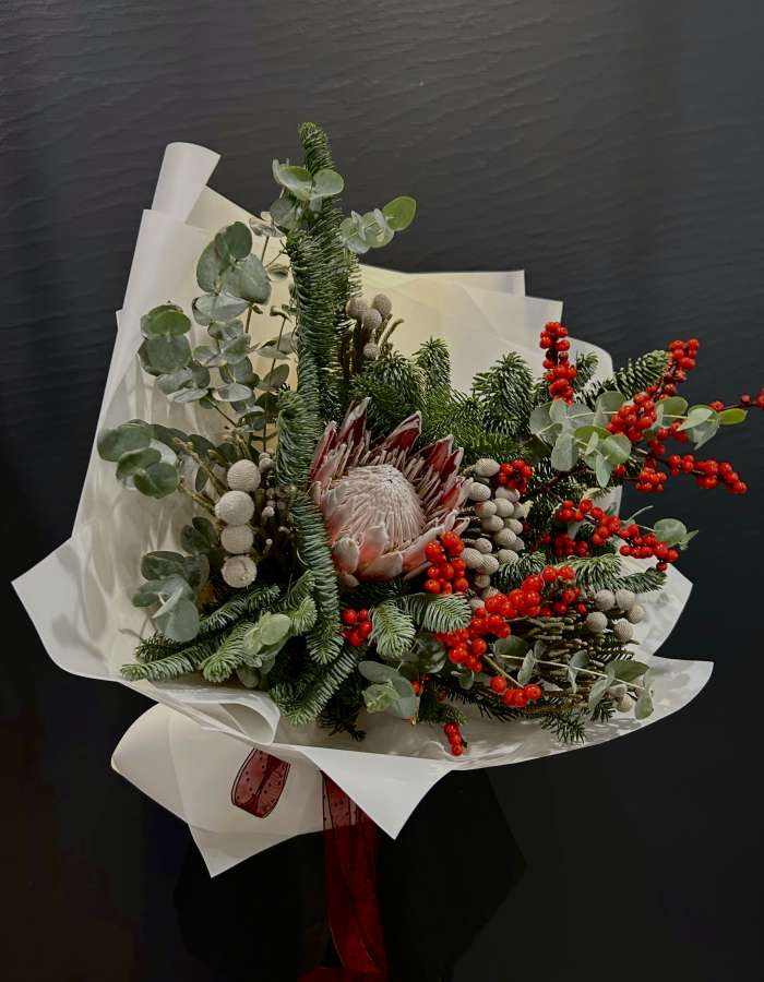 Новогодний букет из нобилиса и илекса "Волшебство"