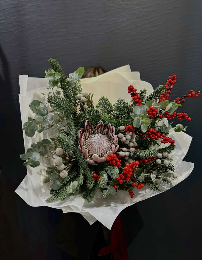 Новогодний букет из нобилиса и илекса "Волшебство"
