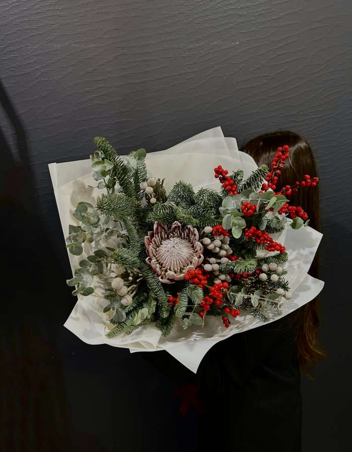 Новогодний букет из нобилиса и илекса "Волшебство"