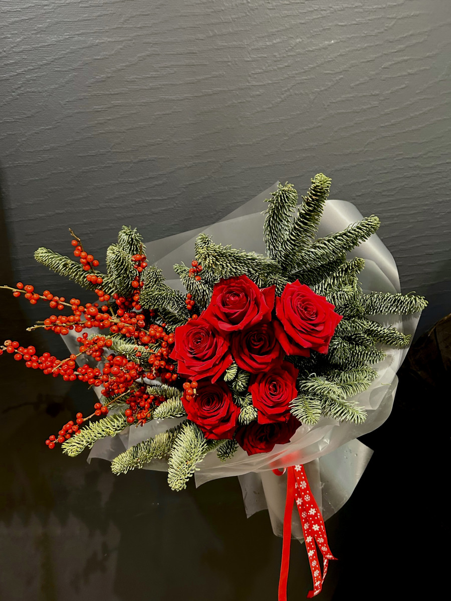 Новогодний букет из нобилиса и красных роз "Пушистая зима"