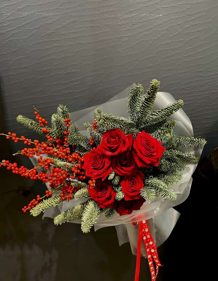 Новогодний букет из нобилиса и красных роз "Пушистая зима"