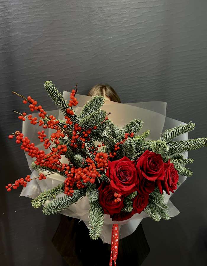 Новогодний букет из нобилиса и красных роз "Пушистая зима"