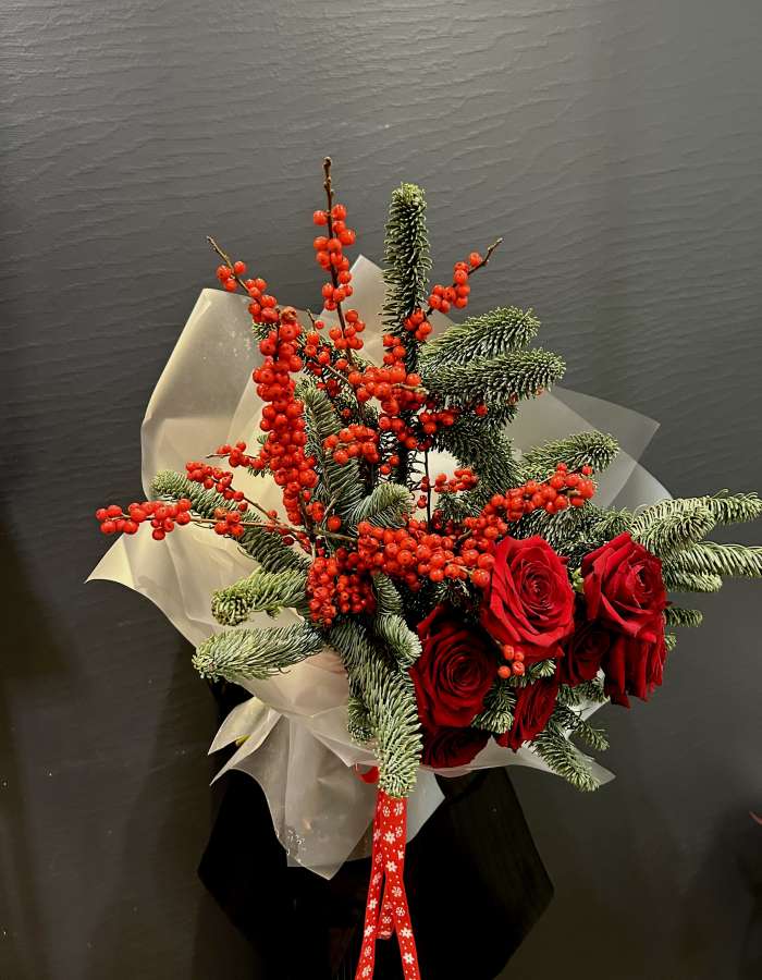 Новогодний букет из нобилиса и красных роз "Пушистая зима"