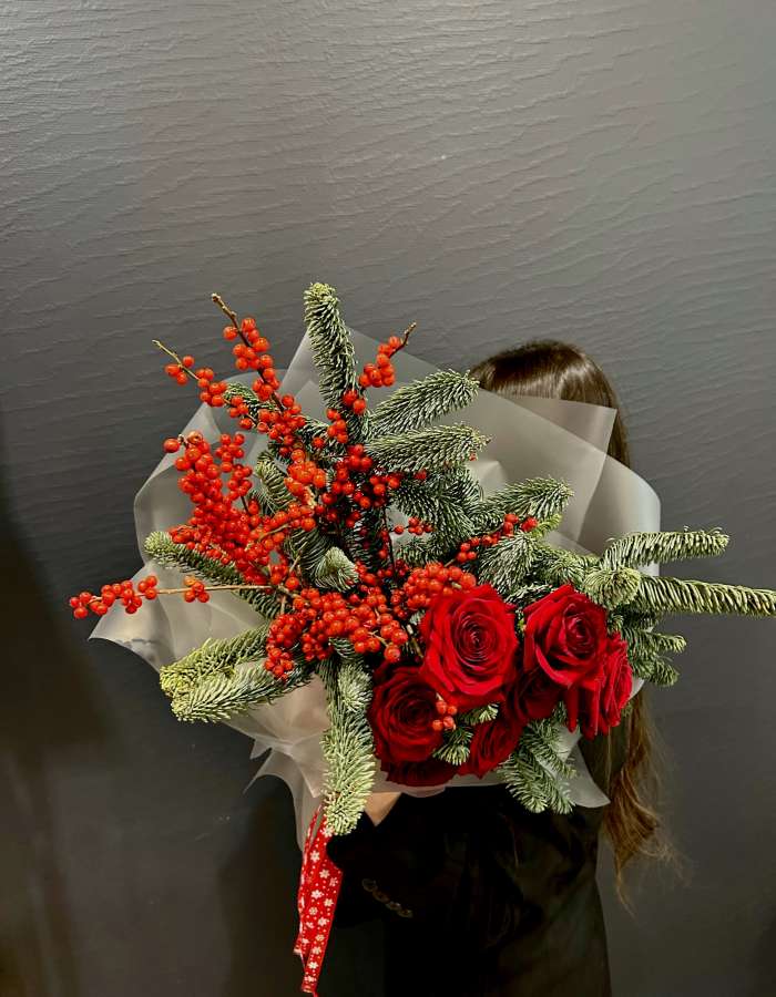 Новогодний букет из нобилиса и красных роз "Пушистая зима"