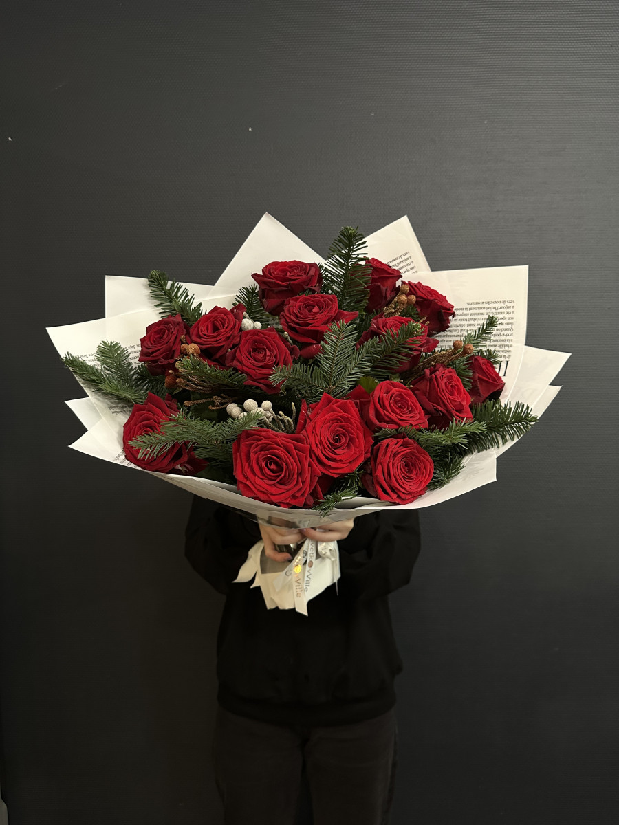 Новогодний букет с красными розами сорта Рэд Наоми "Иголочка"