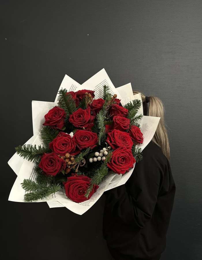 Новогодний букет с красными розами сорта Рэд Наоми "Иголочка"