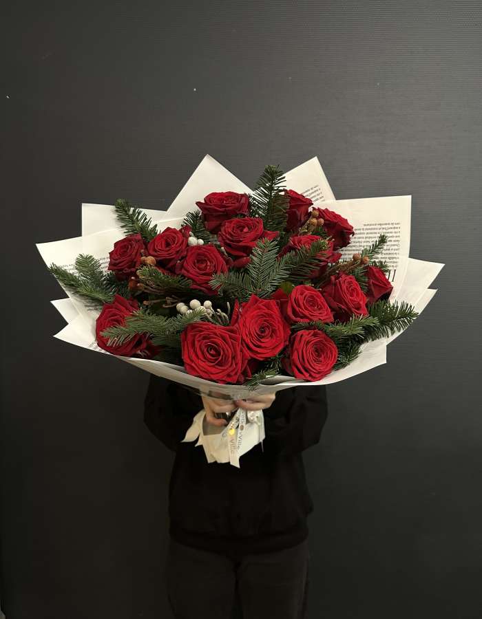 Новогодний букет с красными розами сорта Рэд Наоми "Иголочка"