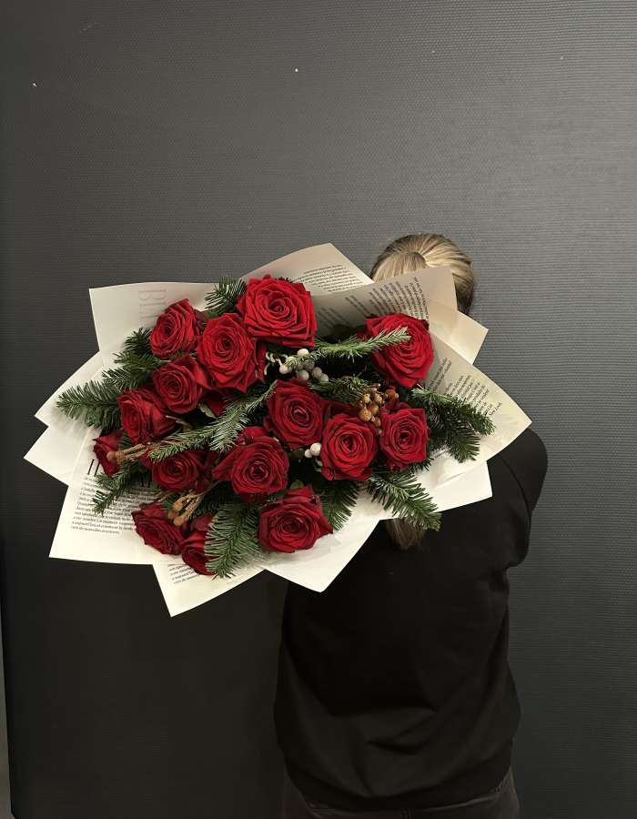 Новогодний букет с красными розами сорта Рэд Наоми "Иголочка"