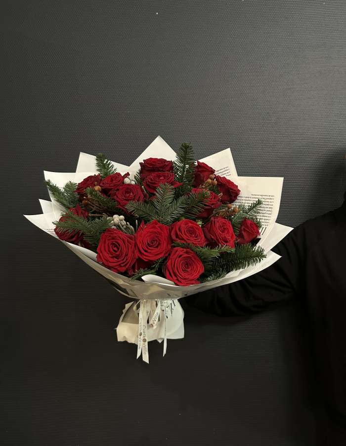 Новогодний букет с красными розами сорта Рэд Наоми "Иголочка"