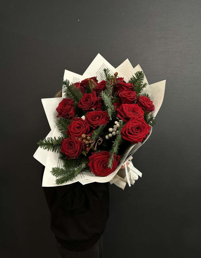 Новогодний букет с красными розами сорта Рэд Наоми "Иголочка"