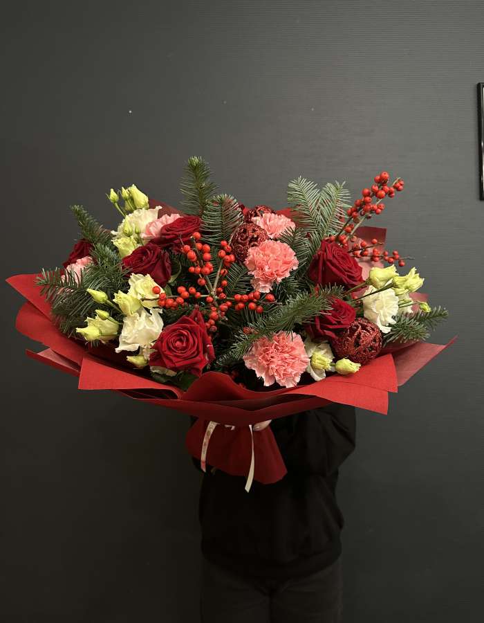 Букет из нобилиса и красных роз "Новогоднее восхищение"