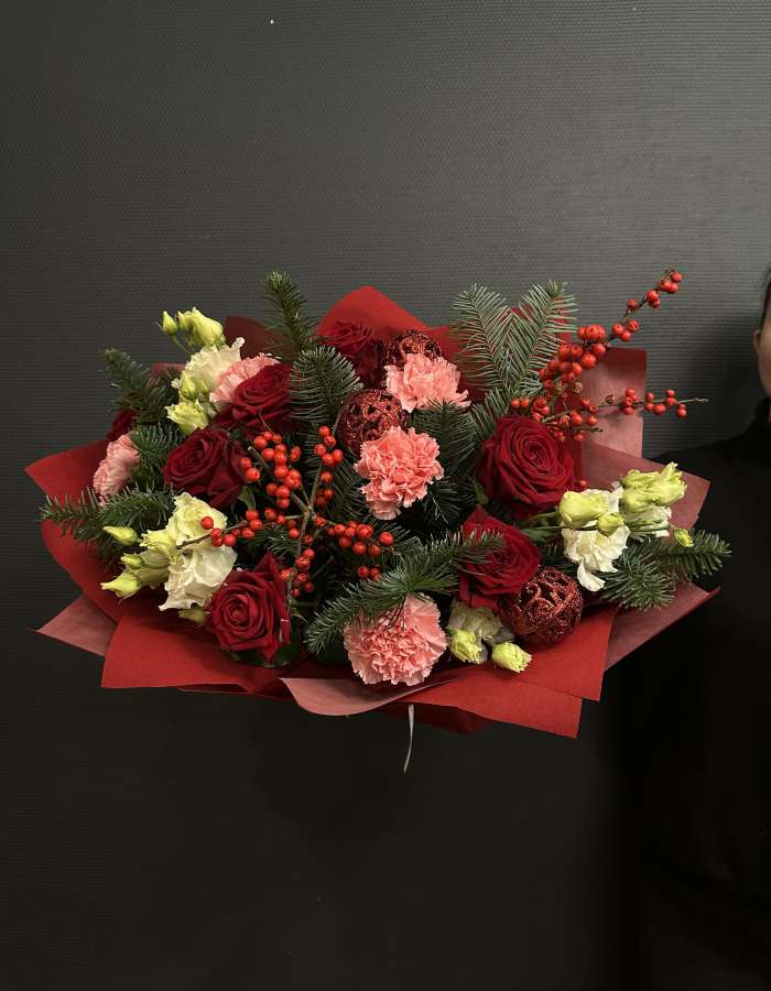 Букет из нобилиса и красных роз "Новогоднее восхищение"