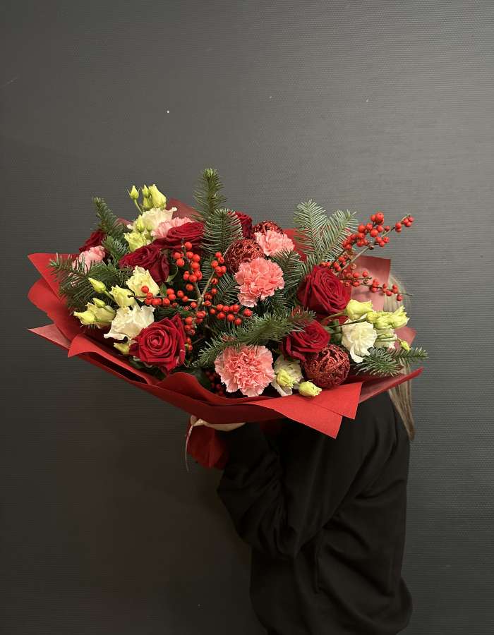 Букет из нобилиса и красных роз "Новогоднее восхищение"