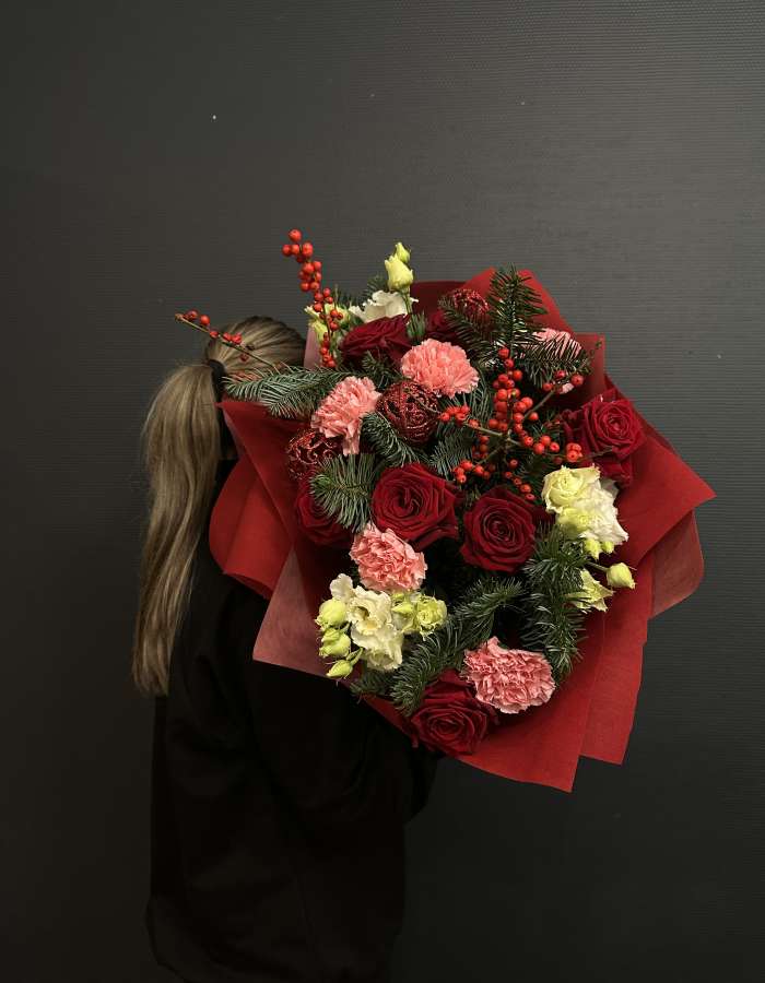 Букет из нобилиса и красных роз "Новогоднее восхищение"