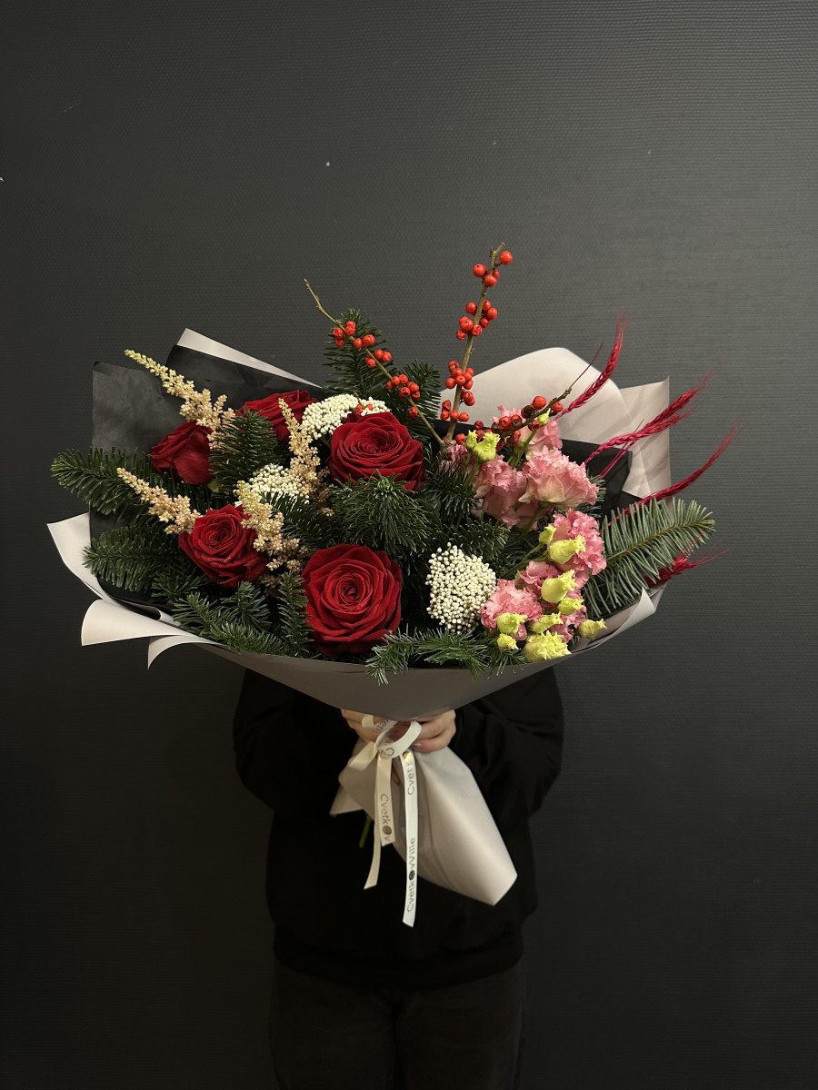 Букет из нобилиса и красных роз "Рождественские узоры"