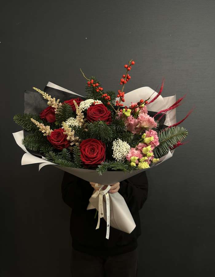 Букет из нобилиса и красных роз "Рождественские узоры"