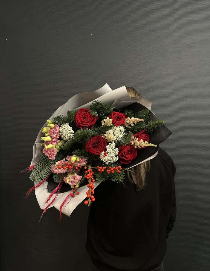 Букет из нобилиса и красных роз "Рождественские узоры"