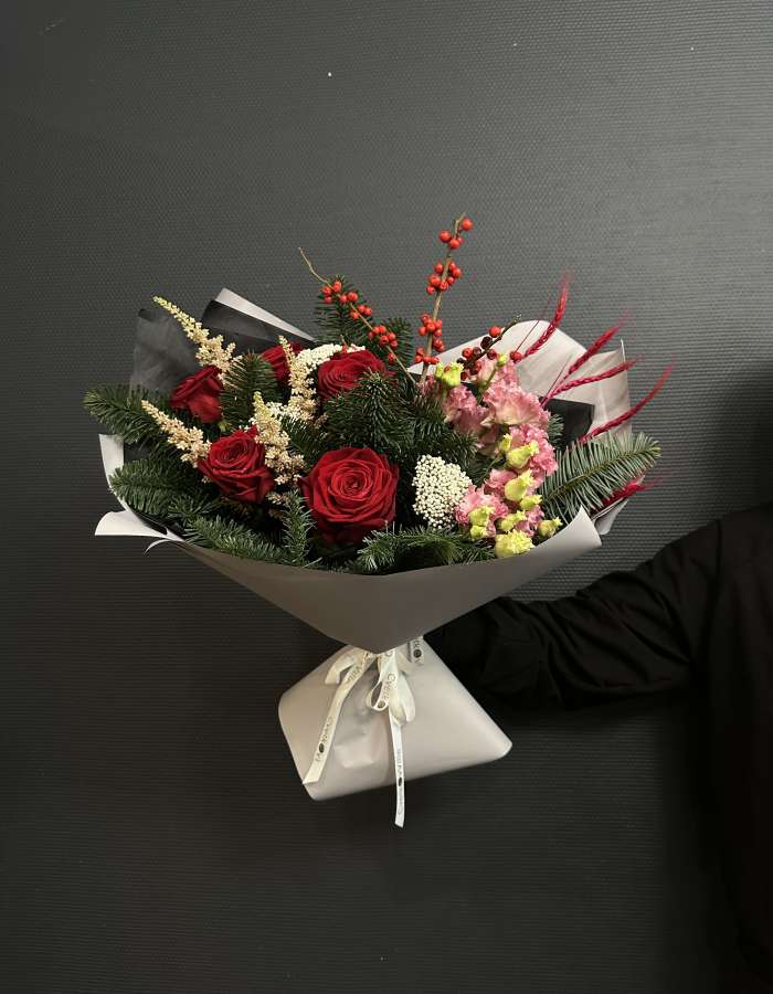Букет из нобилиса и красных роз "Рождественские узоры"