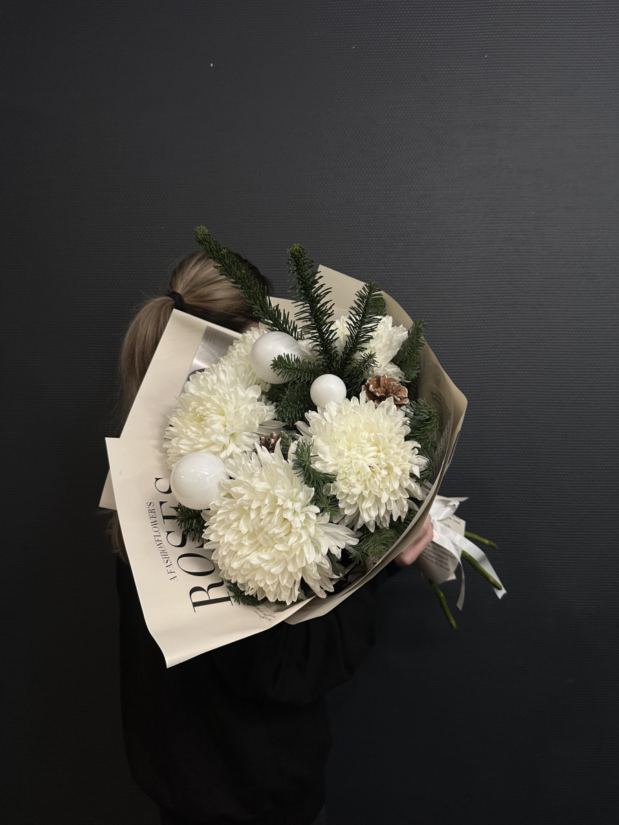 Новогодний букет с хризантемами сорта Антонов "Снежный лес"