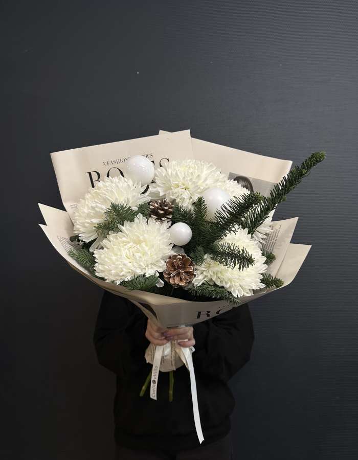 Новогодний букет с хризантемами сорта Антонов "Снежный лес"