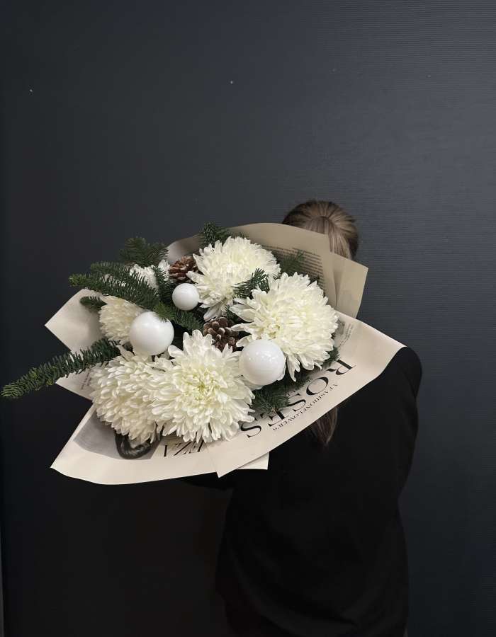 Новогодний букет с хризантемами сорта Антонов "Снежный лес"