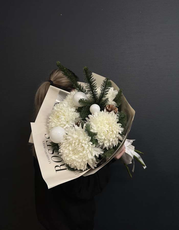 Новогодний букет с хризантемами сорта Антонов "Снежный лес"