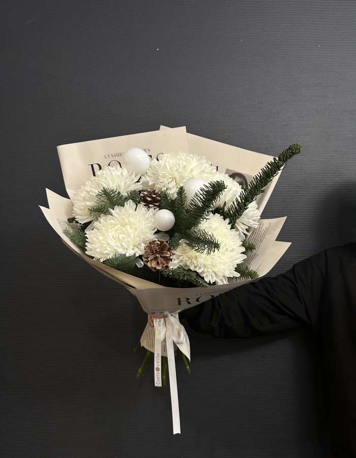 Новогодний букет с хризантемами сорта Антонов "Снежный лес"