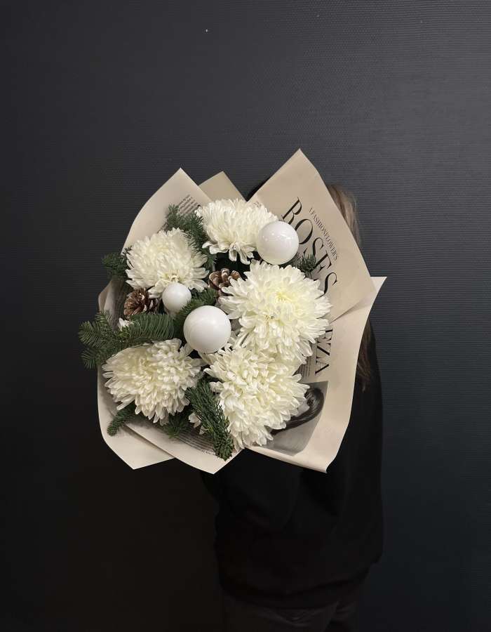Новогодний букет с хризантемами сорта Антонов "Снежный лес"