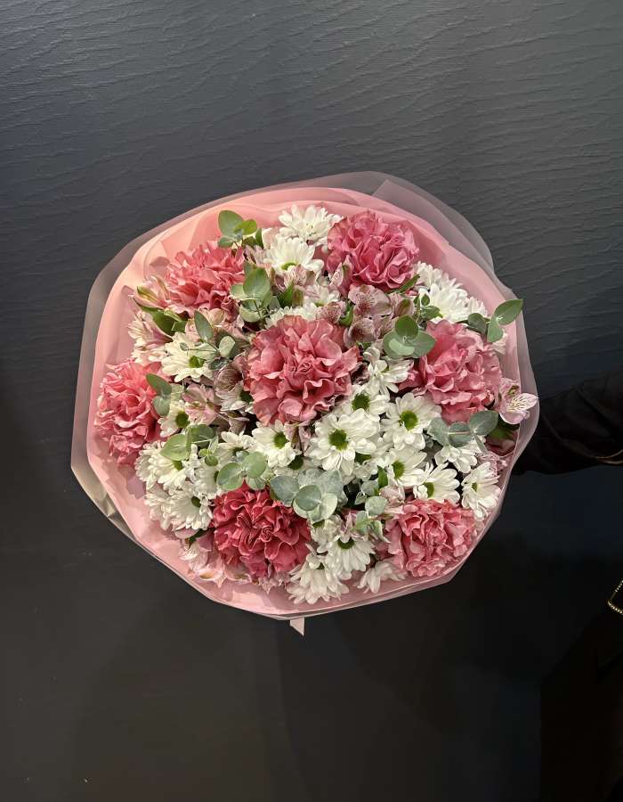 Букет из хризантем и пионовидных роз "Провокация Любви"