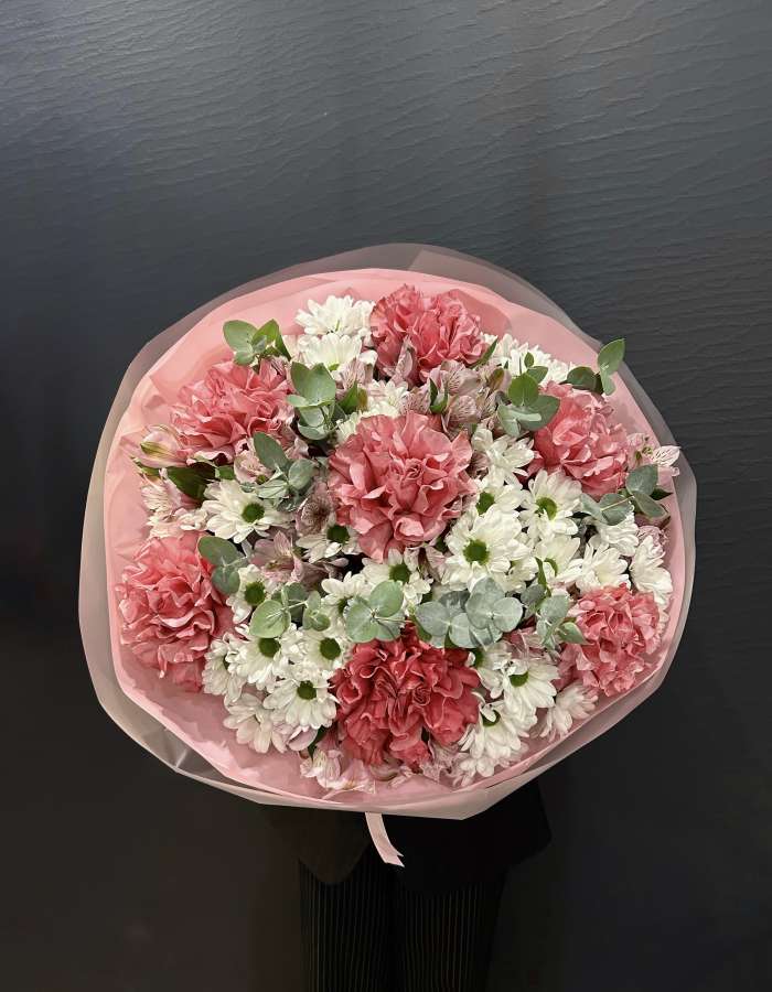 Букет из хризантем и пионовидных роз "Провокация Любви"