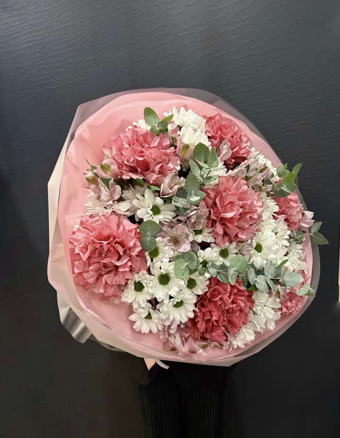 Букет из хризантем и пионовидных роз "Провокация Любви"