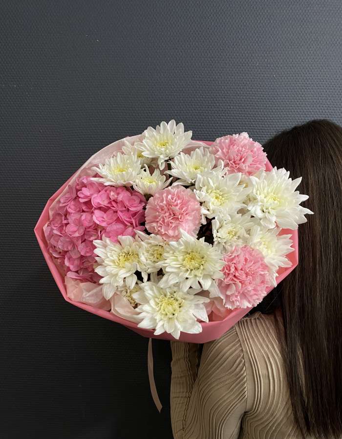 Букет из белых хризантем и диантусов "Клубника со сливками"