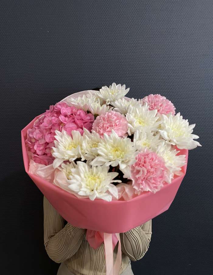 Букет из белых хризантем и диантусов "Клубника со сливками"