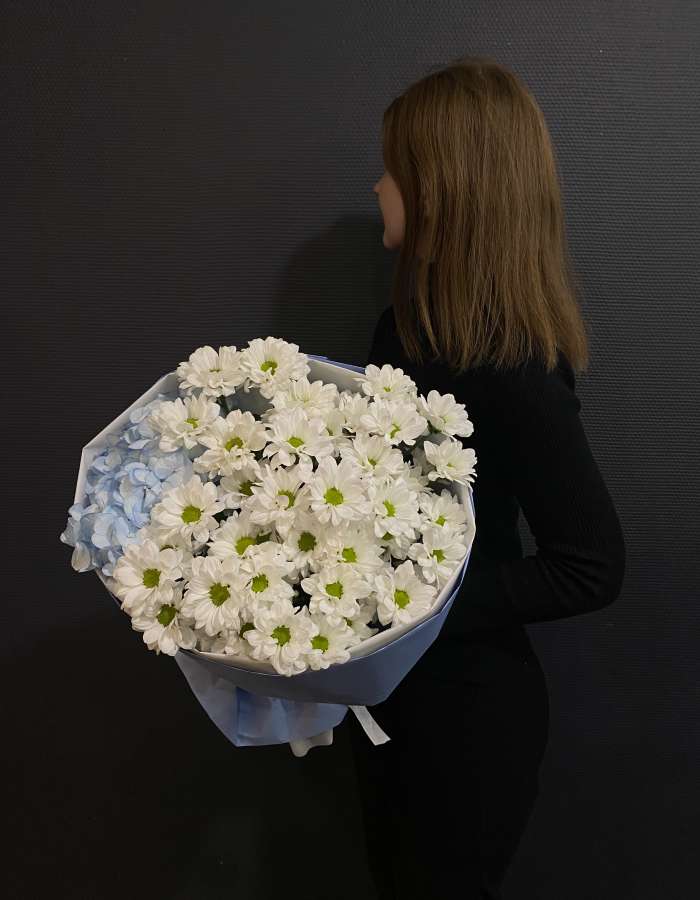 Букет из хризантем и голубой гортензии "Прилив"