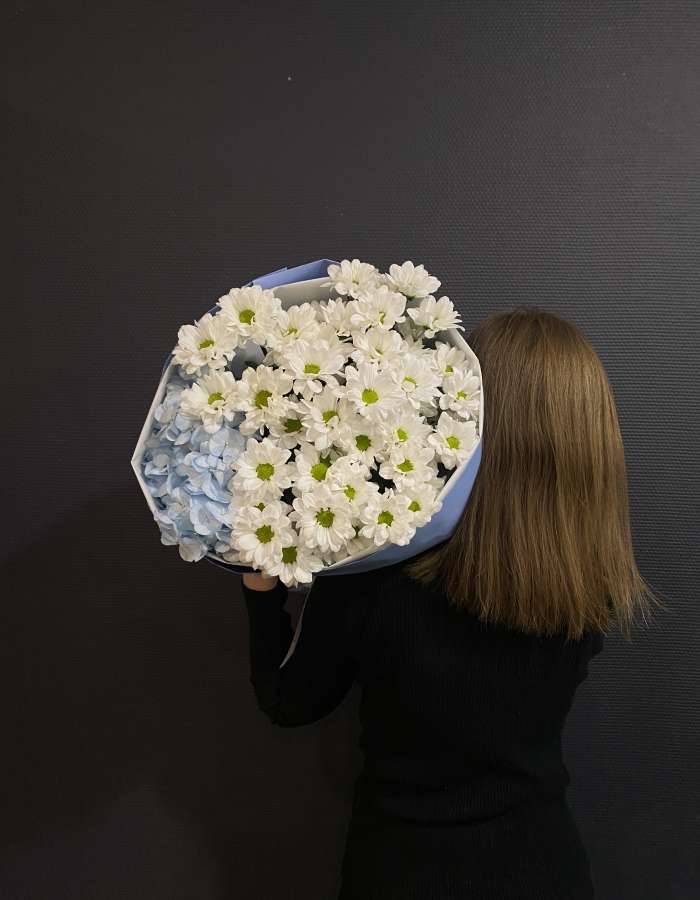 Букет из хризантем и голубой гортензии "Прилив"