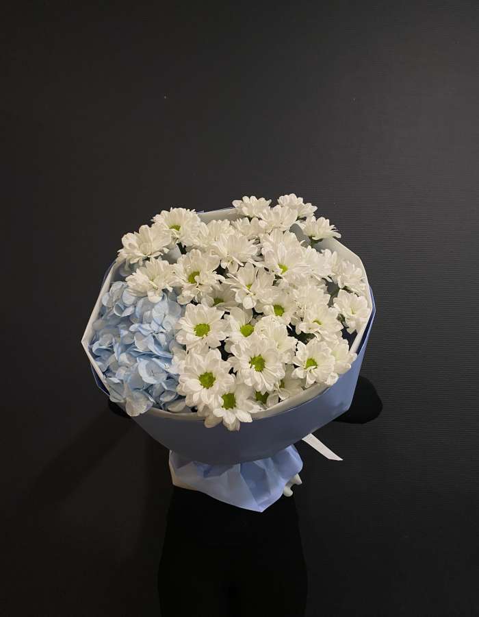 Букет из хризантем и голубой гортензии "Прилив"