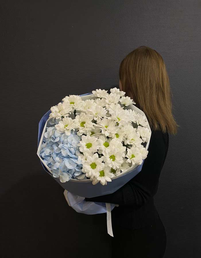 Букет из хризантем и голубой гортензии "Прилив"