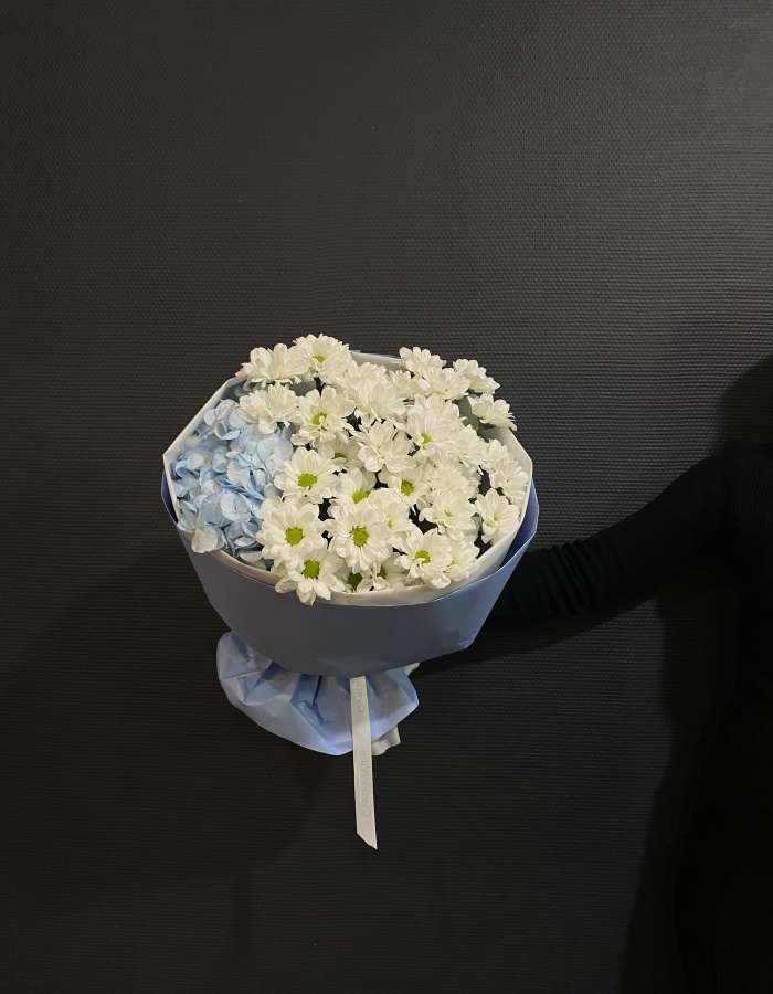 Букет из хризантем и голубой гортензии "Прилив"