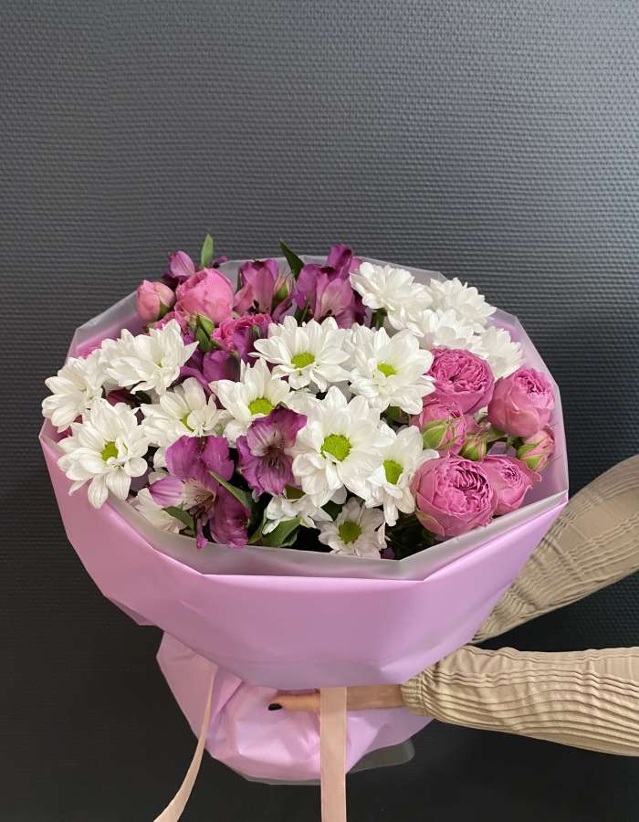 Букет из кустовых роз и хризантем "Сумерки"