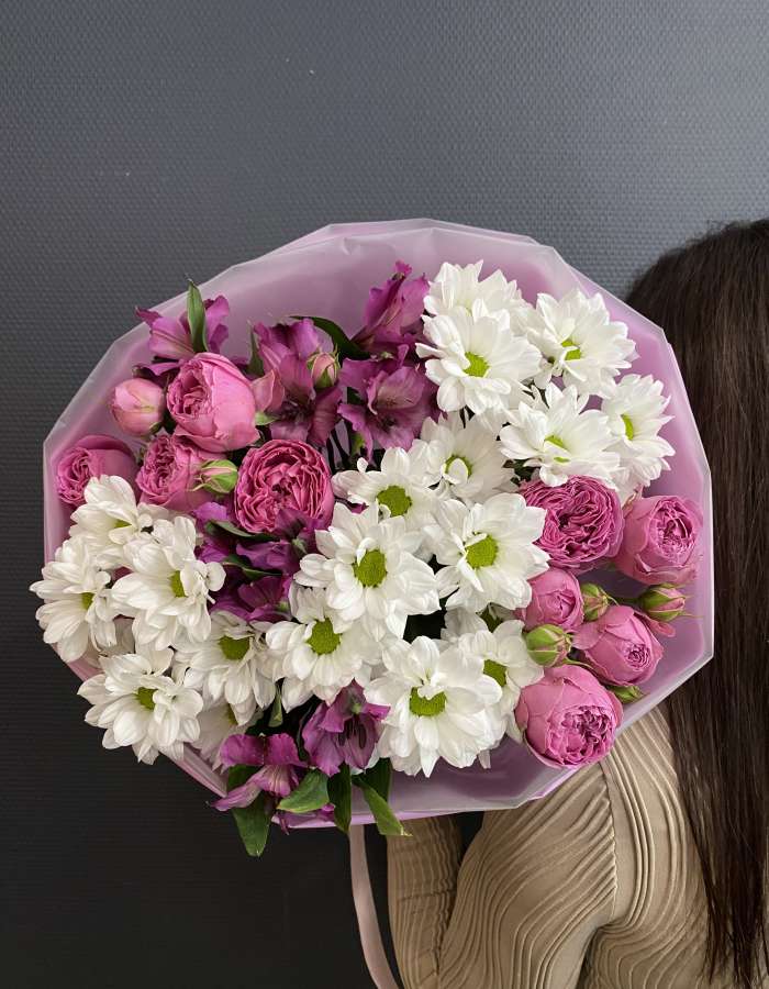 Букет из кустовых роз и хризантем "Сумерки"