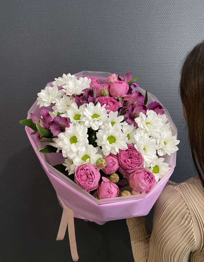 Букет из кустовых роз и хризантем "Сумерки"