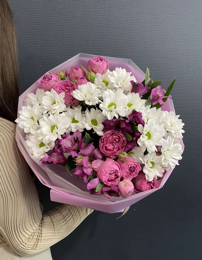 Букет из кустовых роз и хризантем "Сумерки"